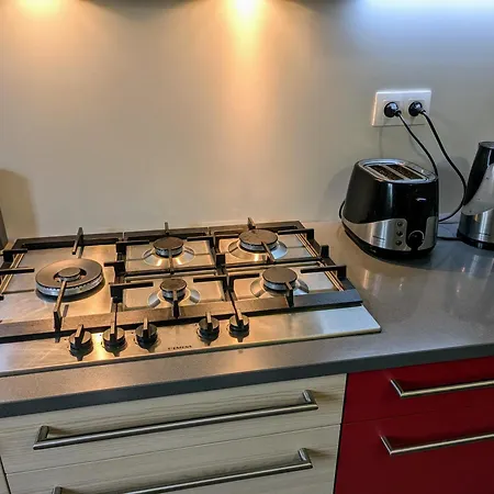 Comfy - 15 Min Away Homestay *